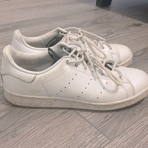 Stan Smith black tongue shoe